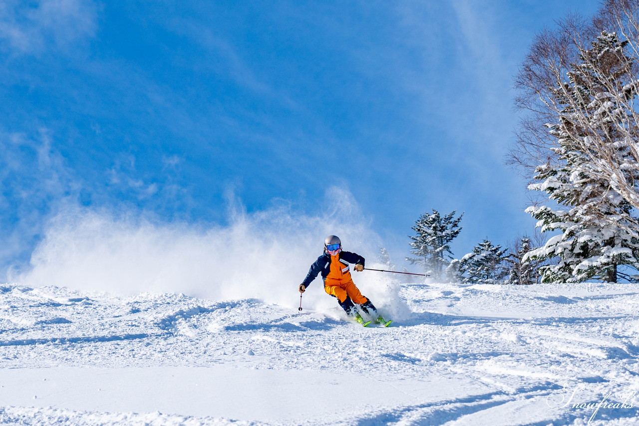 朝里川温泉スキー場　祝・積雪200cm到達。ふわふわのパウダースノーが降り積もったゲレンデを舞台に、女性スキーヤーチーム『TeamKP』成澤栞さんと秋山穂香さんが美しい滑りを披露！